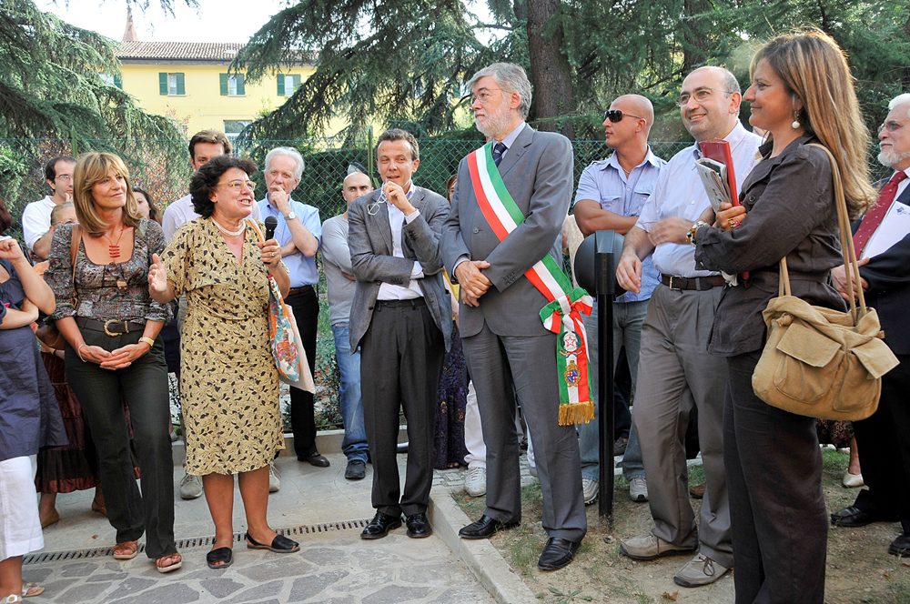 Un'immagine che ritrae pantaloni, comunità, cappotto, cravatta e abito.
