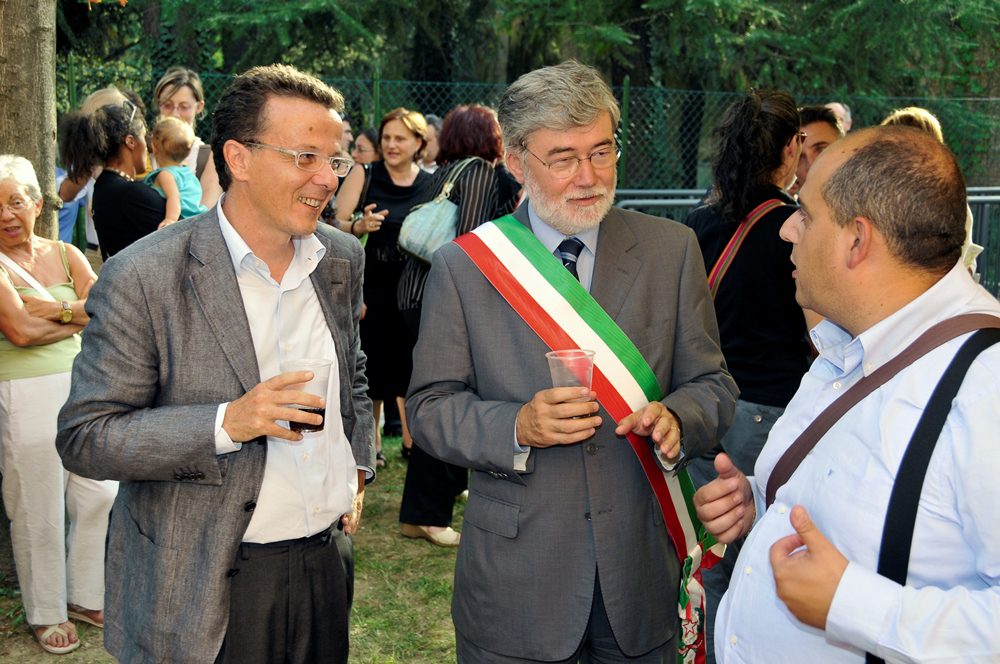 Un'immagine che ritrae pantaloni, capispalla, comunità, cappotto e abito.