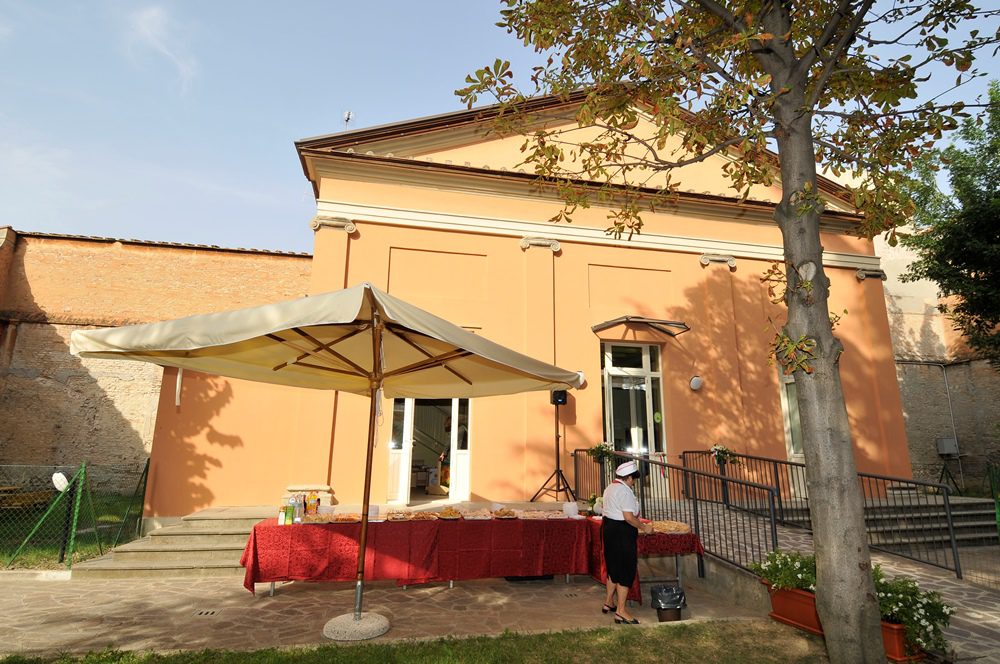 Un'immagine che ritrae ombra, cortile e hacienda.