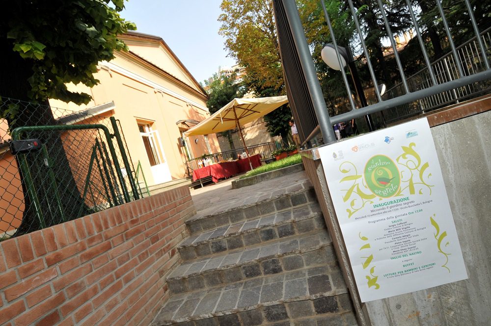 Un'immagine che ritrae ombra, ombrello, cortile, sedia e struttura esterna.