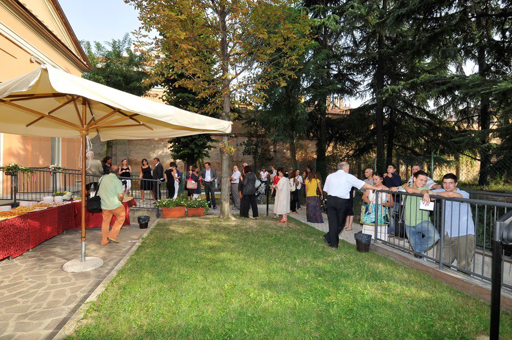 Un'immagine che ritrae sedia, ombra, tovaglia, festa e baldacchino.