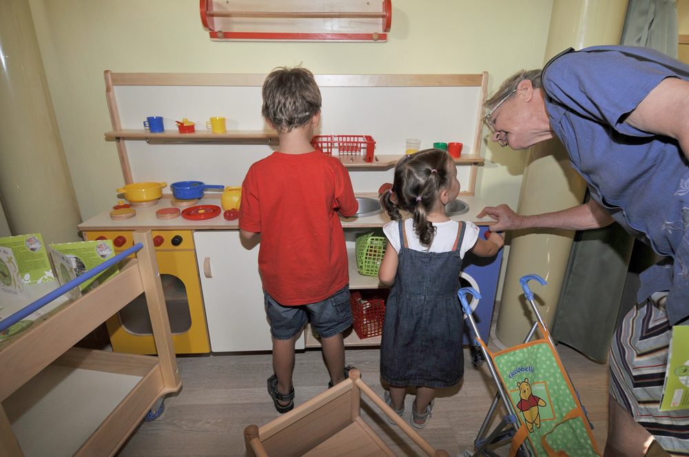 Un'immagine che ritrae bambino, camera, bambino che fa i primi passi, asilo e giocare.