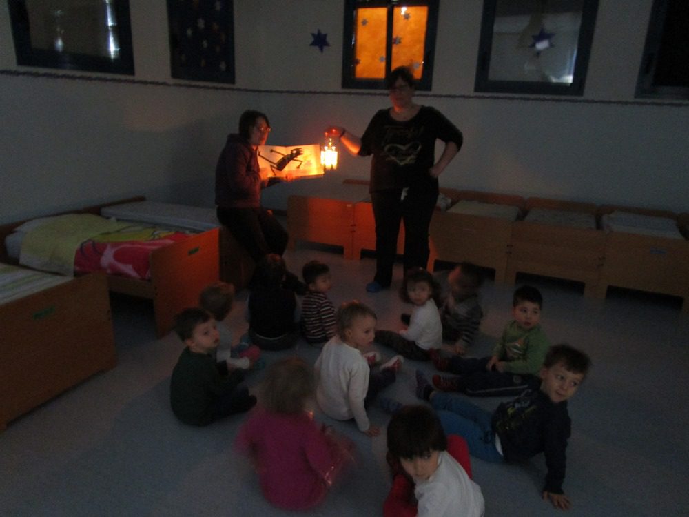Un'immagine che ritrae divertimento, camera, bambino, soffitto e festa.