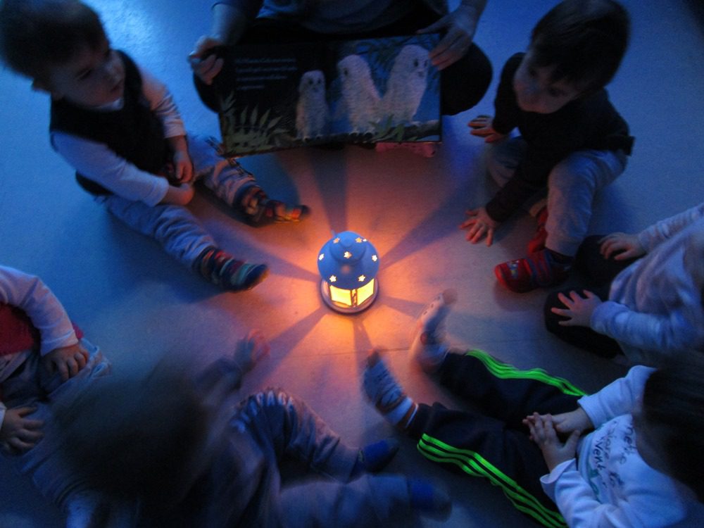Un'immagine che ritrae illuminazione, divertimento, bambino, notte e giocare.