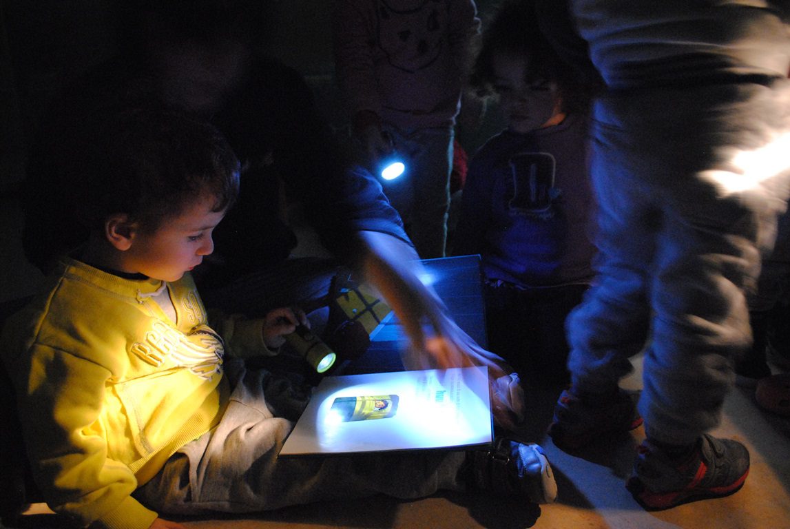 Un'immagine che ritrae gadget, dispositivo elettronico, bambino, divertimento e dispositivo di visualizzazione.