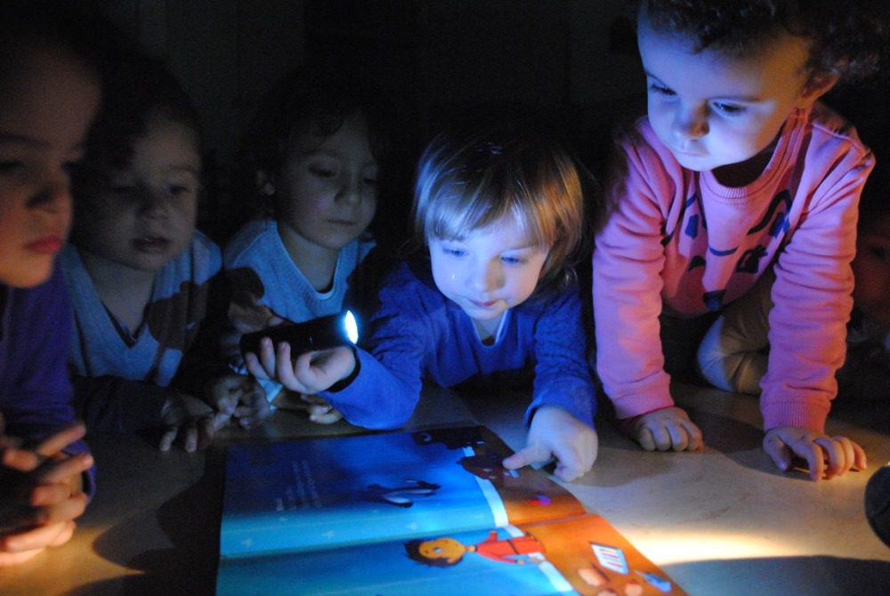 Un'immagine che ritrae bambino, divertimento, apprendimento, bambino che fa i primi passi e giocare.