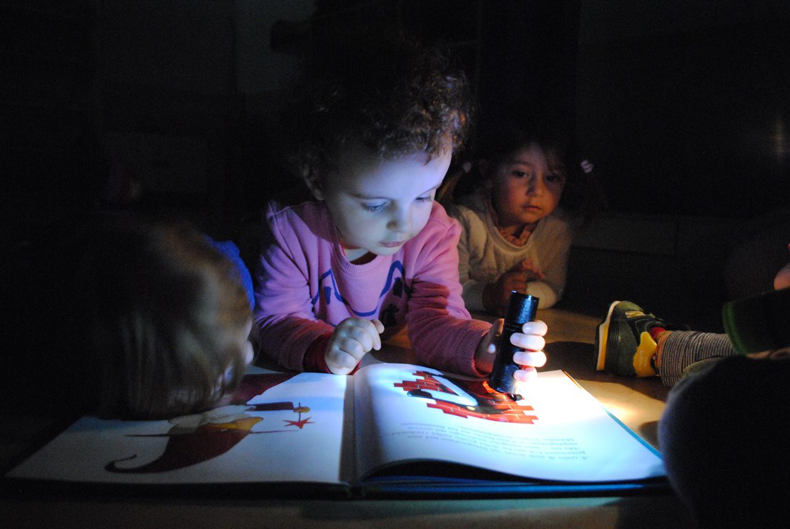 Un'immagine che ritrae dito, bambino, apprendimento, chiodo e compiti a casa.