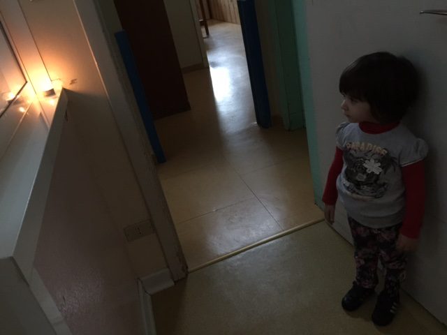 Un'immagine che ritrae pavimentazione, pavimento, bambino, camera e bambino che fa i primi passi.