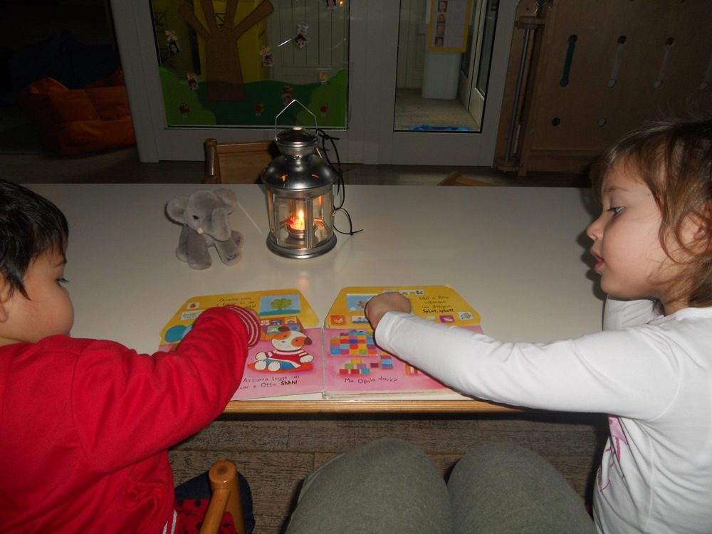 Un'immagine che ritrae bambino, mobilia, bambino che fa i primi passi, giocare e divertimento.