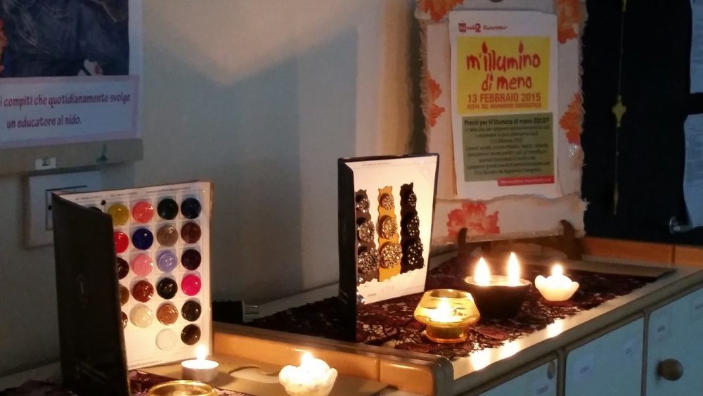 Un'immagine che ritrae illuminazione, design d'interni, cornice, mostra e collezione.