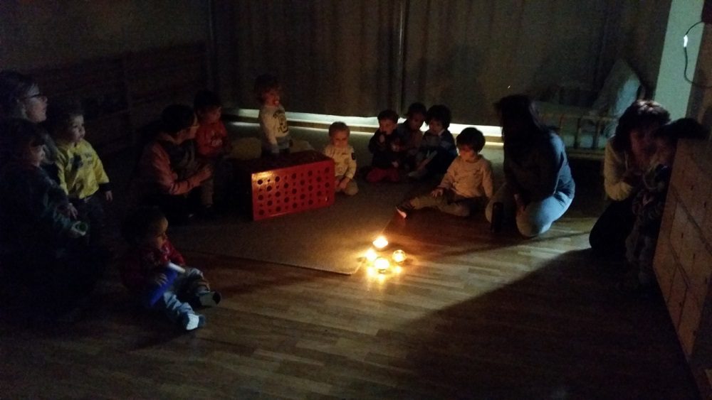 Un'immagine che ritrae corpo umano, divertimento, pavimentazione, notte e bambino.