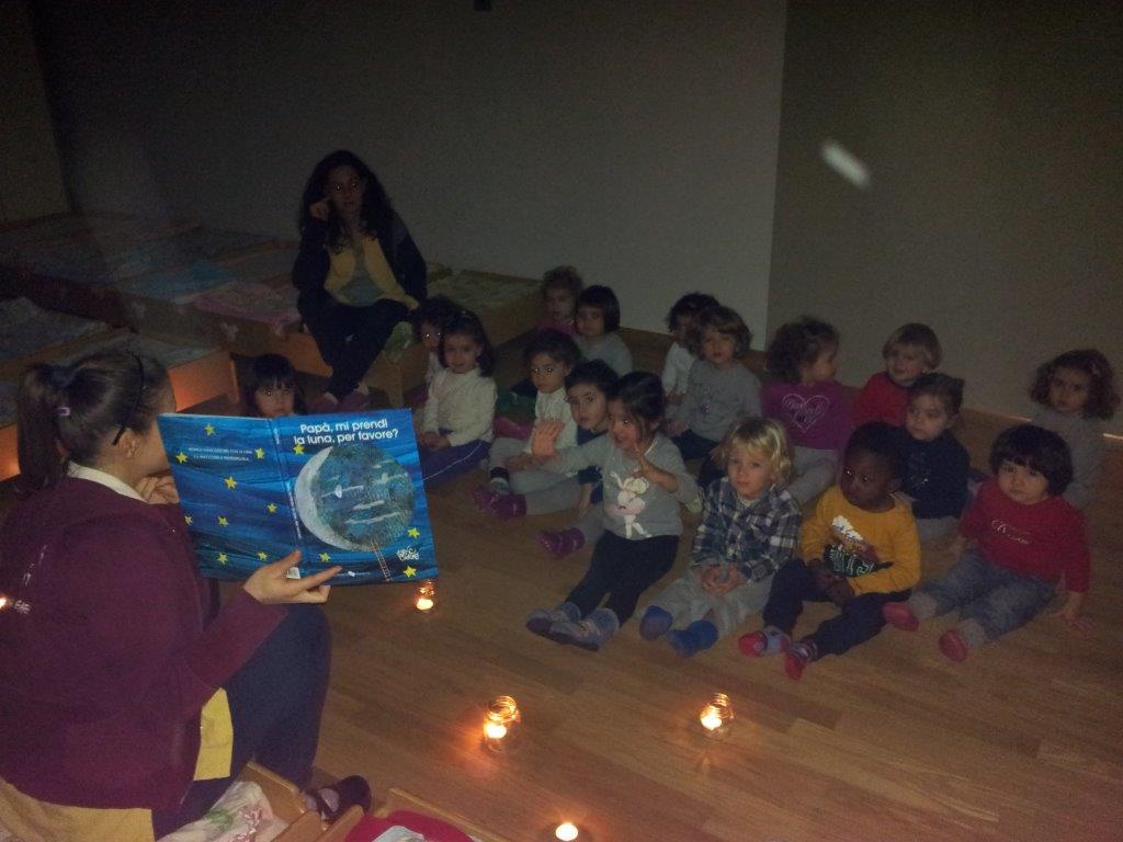 Un'immagine che ritrae corpo umano, divertimento, bambino, bambino che fa i primi passi e festa.