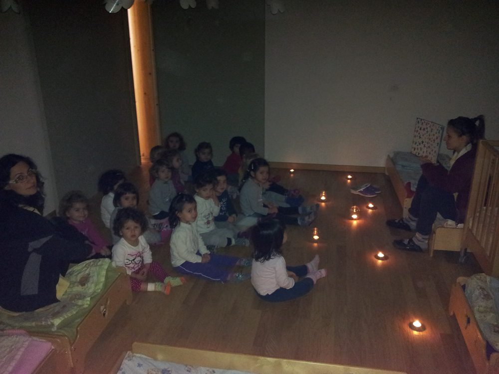 Un'immagine che ritrae divertimento, bambino, camera, bambino che fa i primi passi e giocare.