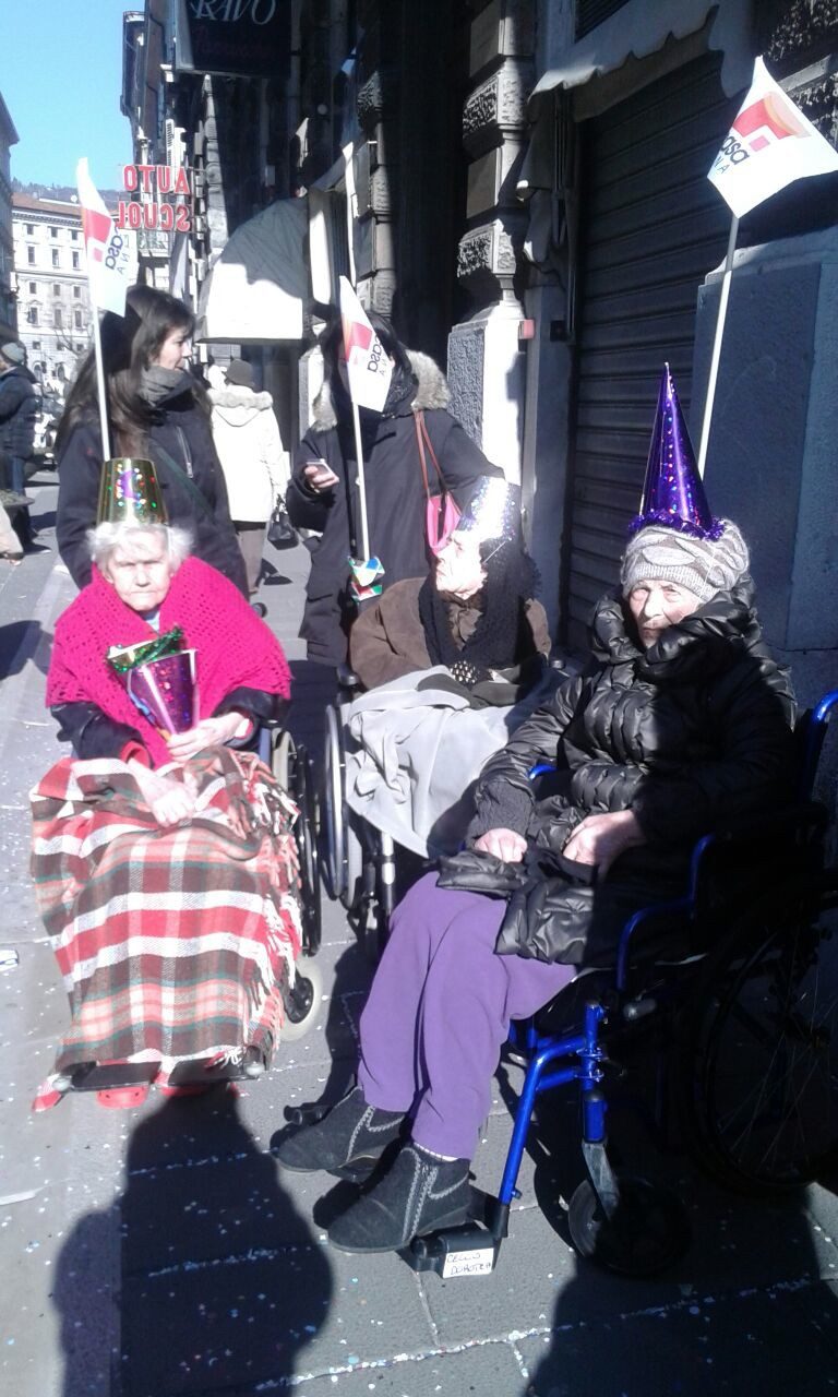 Un'immagine che ritrae scarpa, capispalla, pantaloni, giacca e sedia a rotelle.