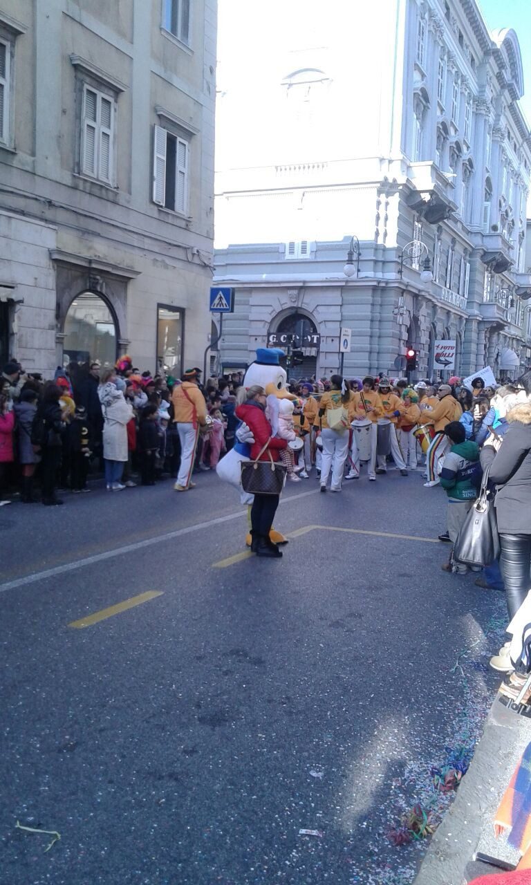 Un'immagine che ritrae calzature, pedonale, spazio pubblico, folla e strada.