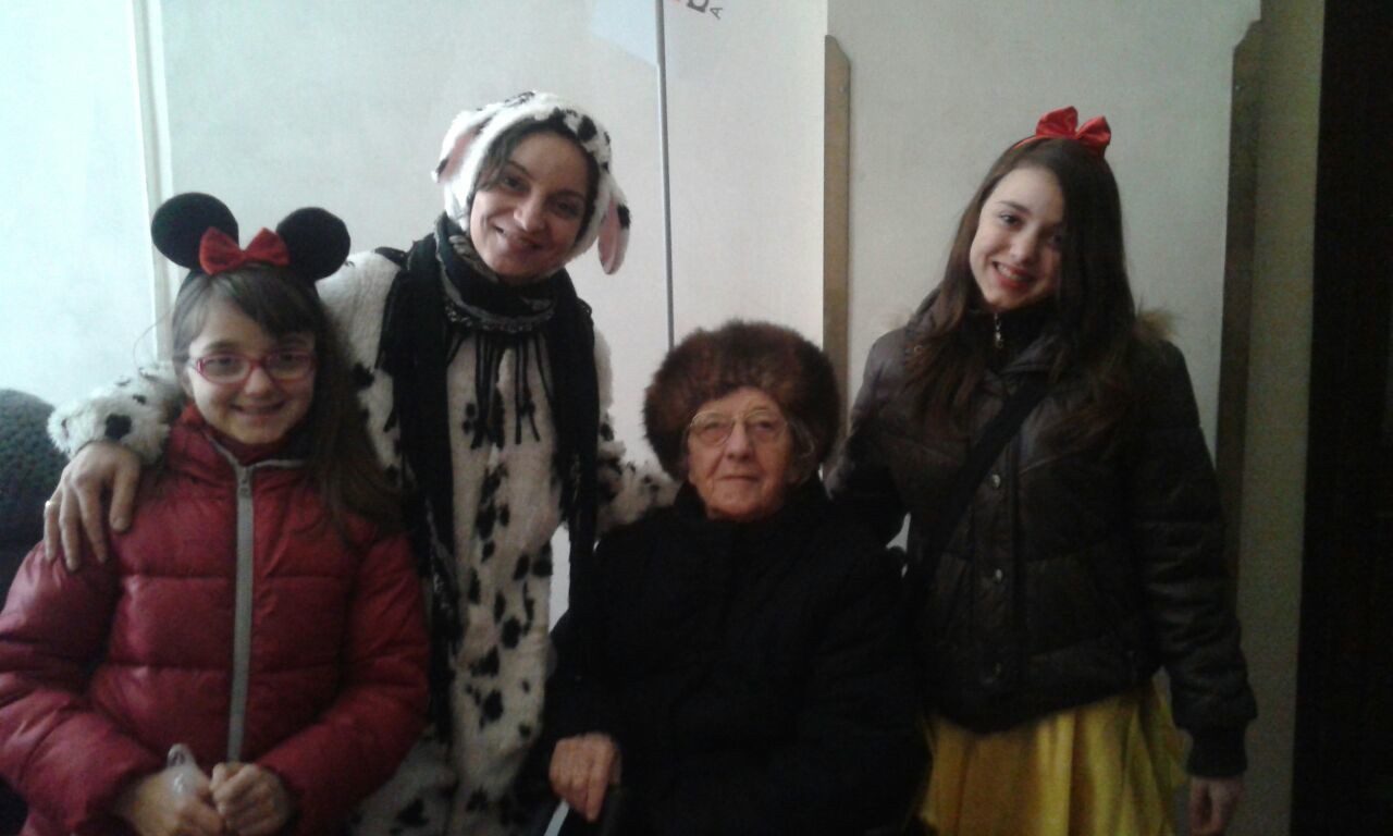 Un'immagine che ritrae sorriso, felicità, capispalla, espressione facciale e giacca.