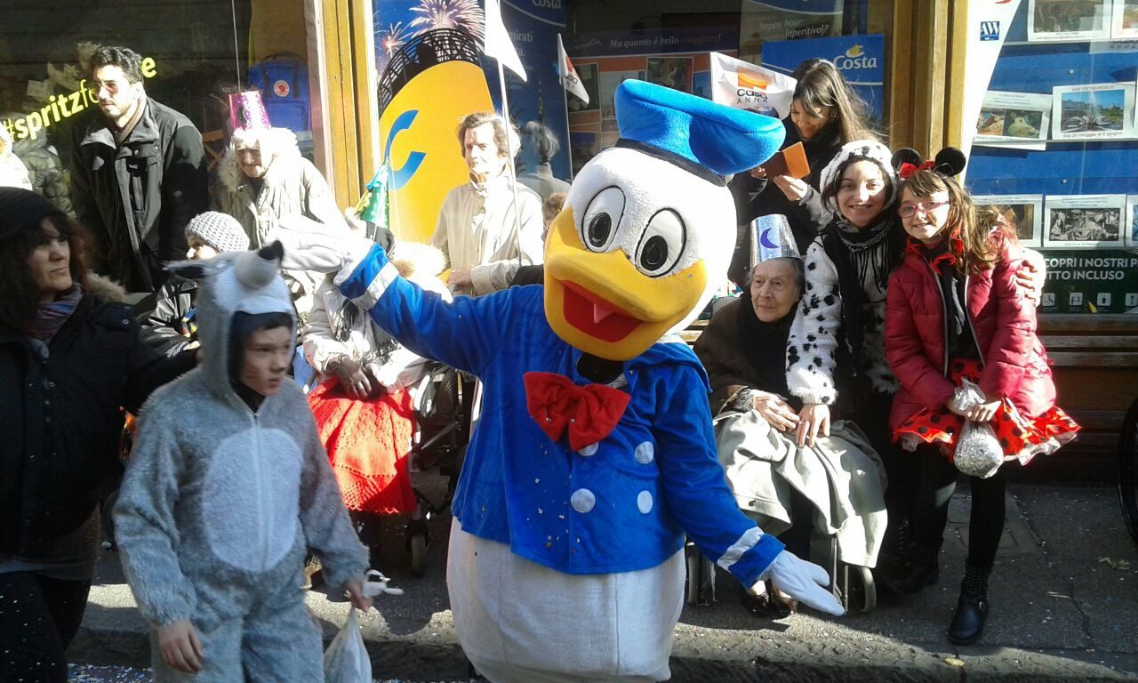 Un'immagine che ritrae mascot, sorriso, cappello, giacca e divertimento.
