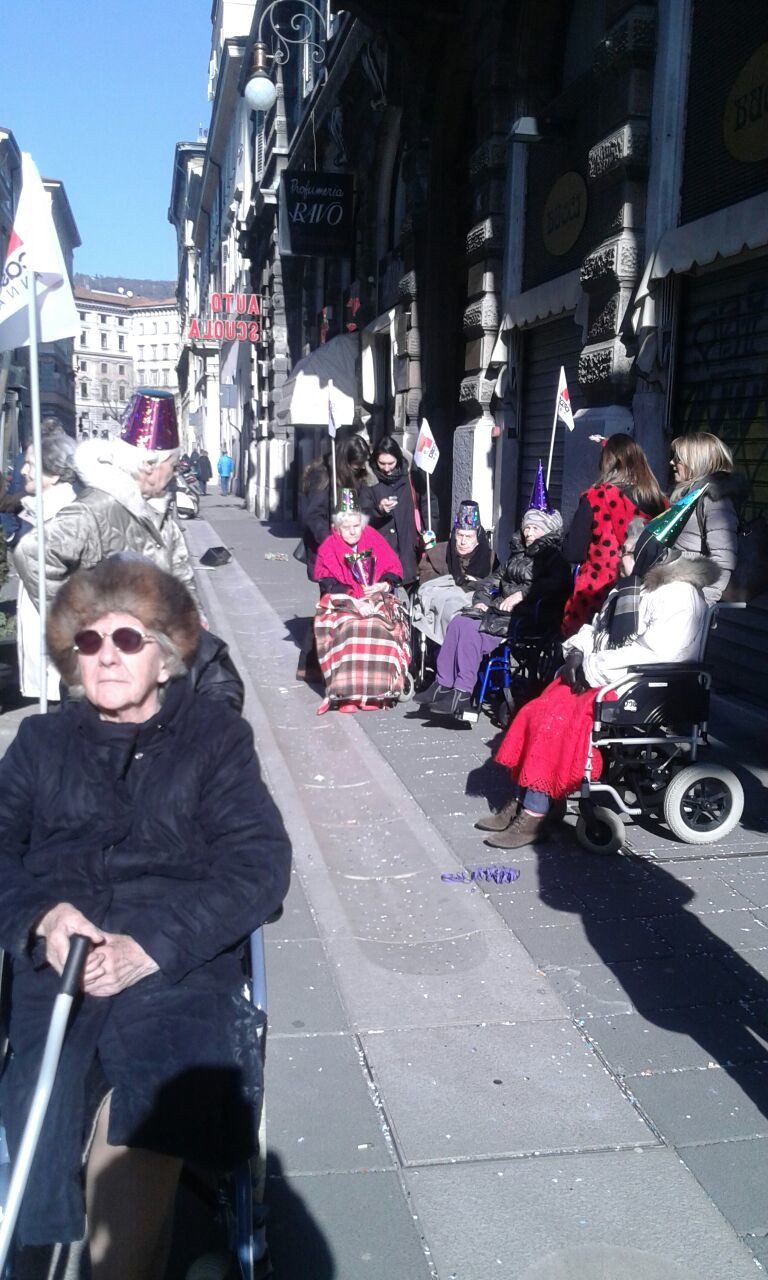 Un'immagine che ritrae scarpa, calzature, pantaloni, gamba e capispalla.