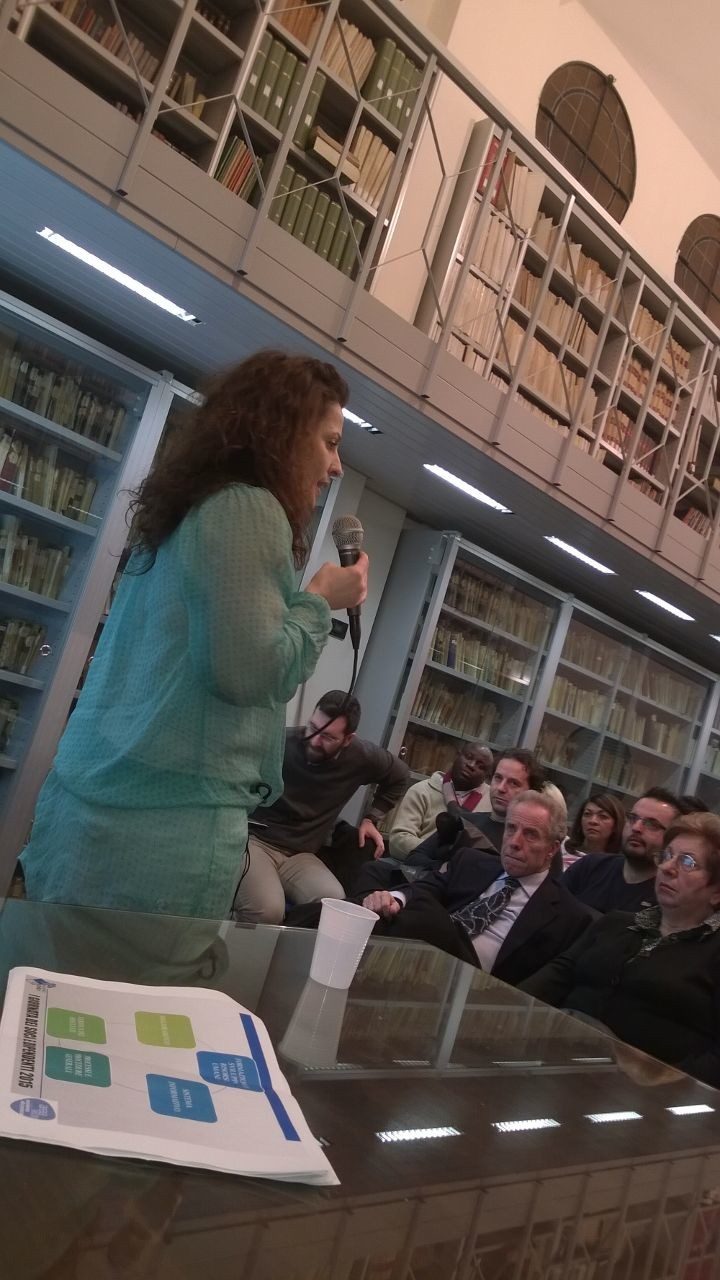 Un'immagine che ritrae libreria, scaffalature, mensola, pubblicazione e biblioteca.