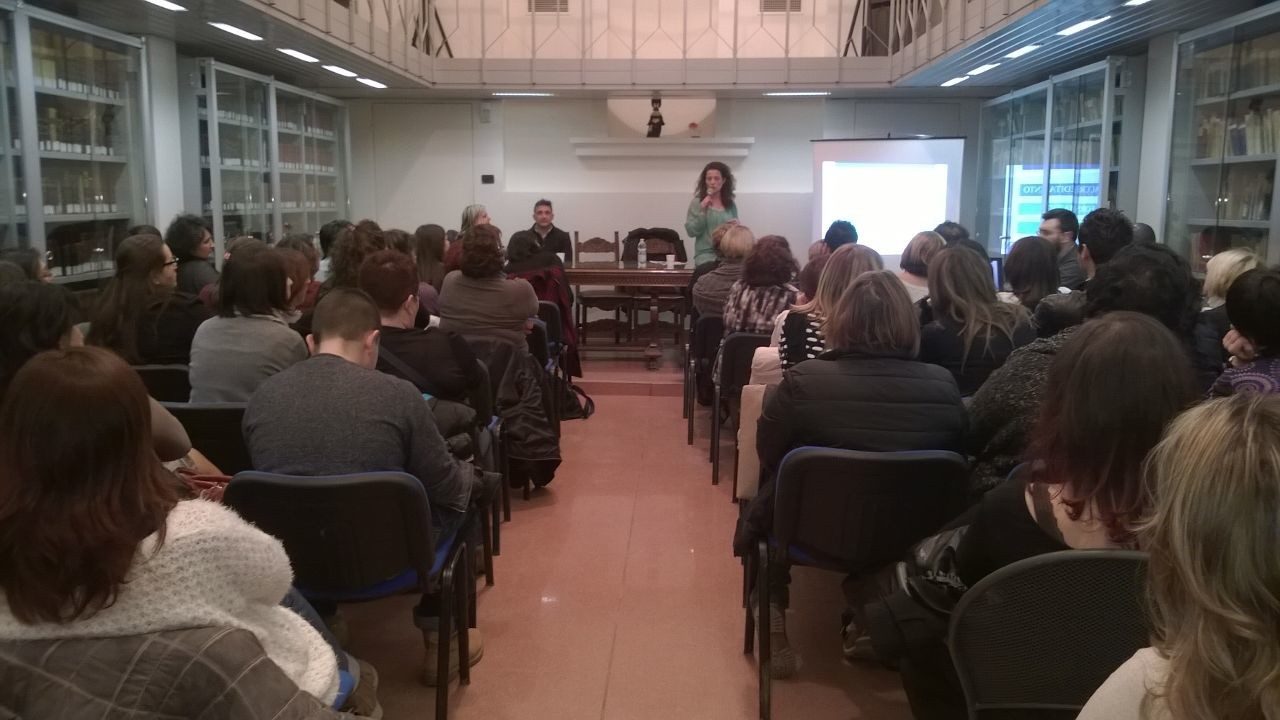 Un'immagine che ritrae mobilia, sedia, sala, folla e istituzione accademica.
