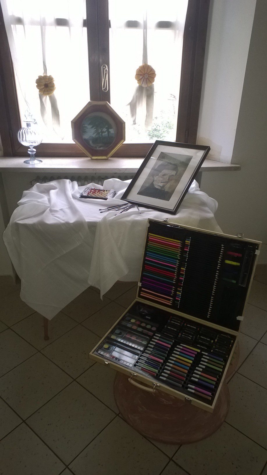 Un'immagine che ritrae pavimentazione, mobilia, pavimento, design d'interni e cornice.