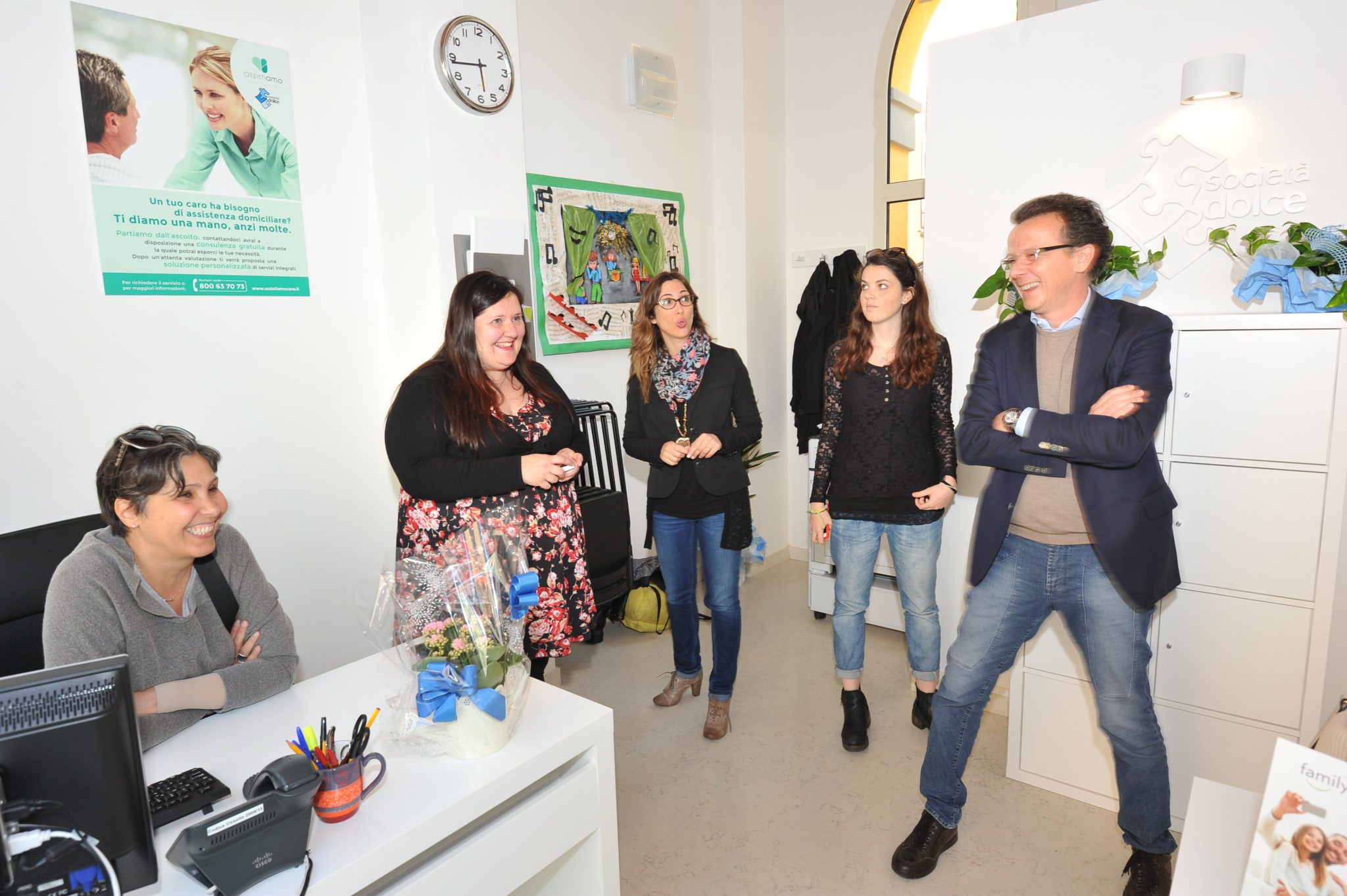 Un'immagine che ritrae jeans, pantaloni, design d'interni, sorriso e capispalla.