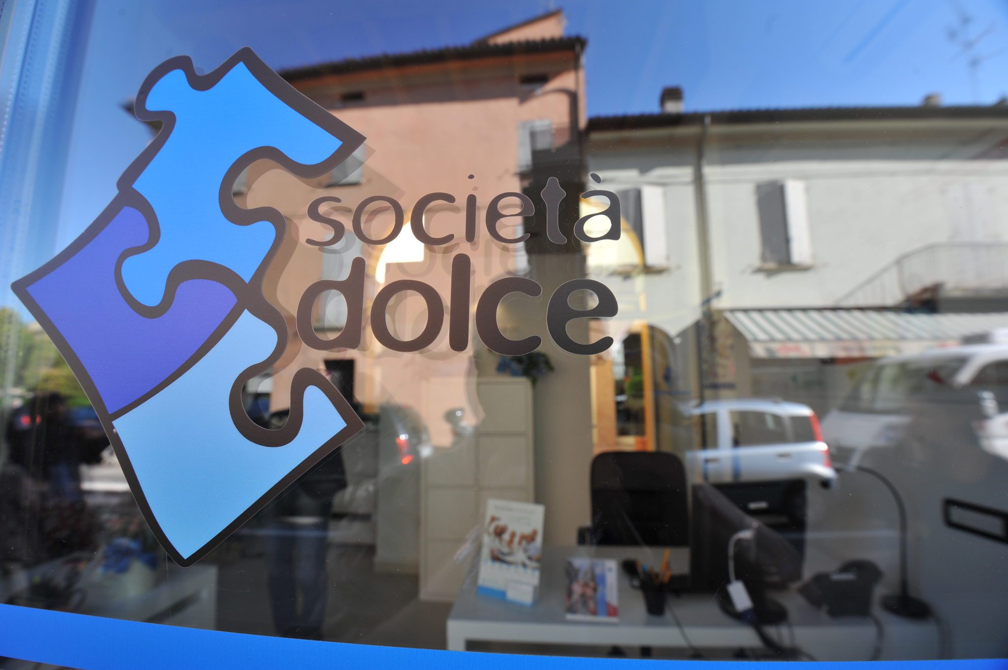 Un'immagine che ritrae logo, grafica e pubblicità.
