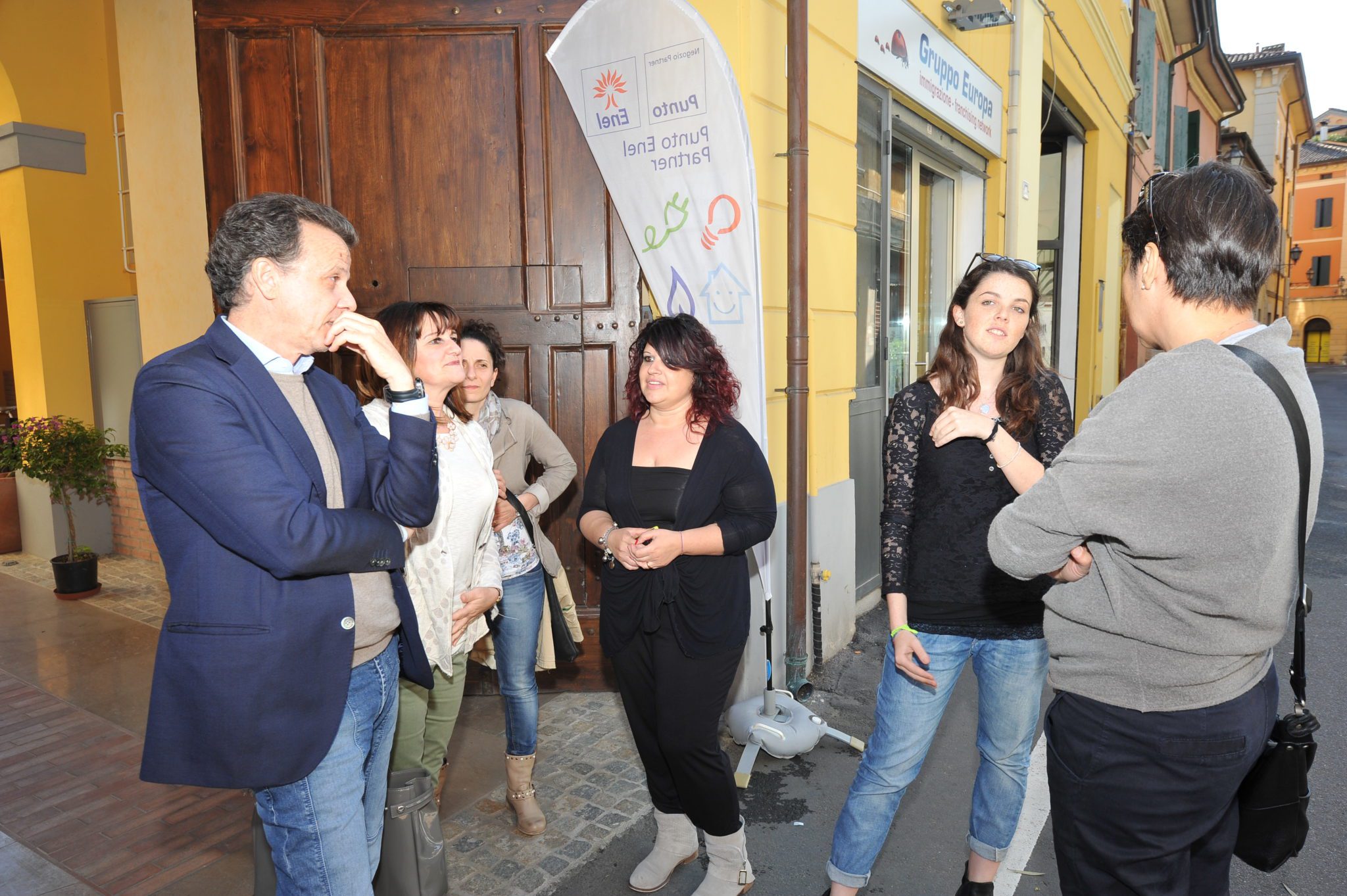 Un'immagine che ritrae persone, vestiario, capelli, manica e braccio.