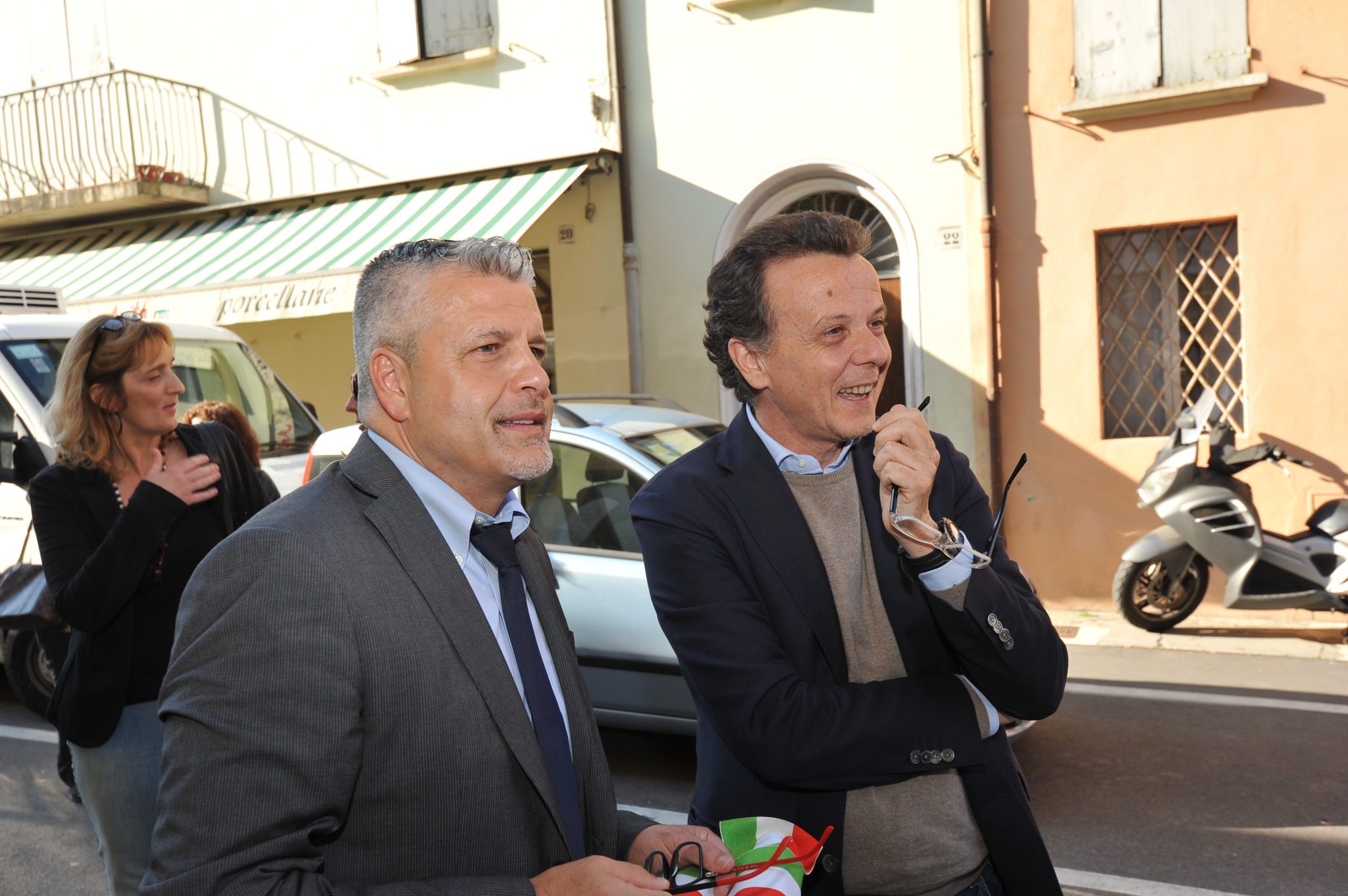 Un'immagine che ritrae capispalla, sorriso, cappotto, auto subcompatta e berlina.