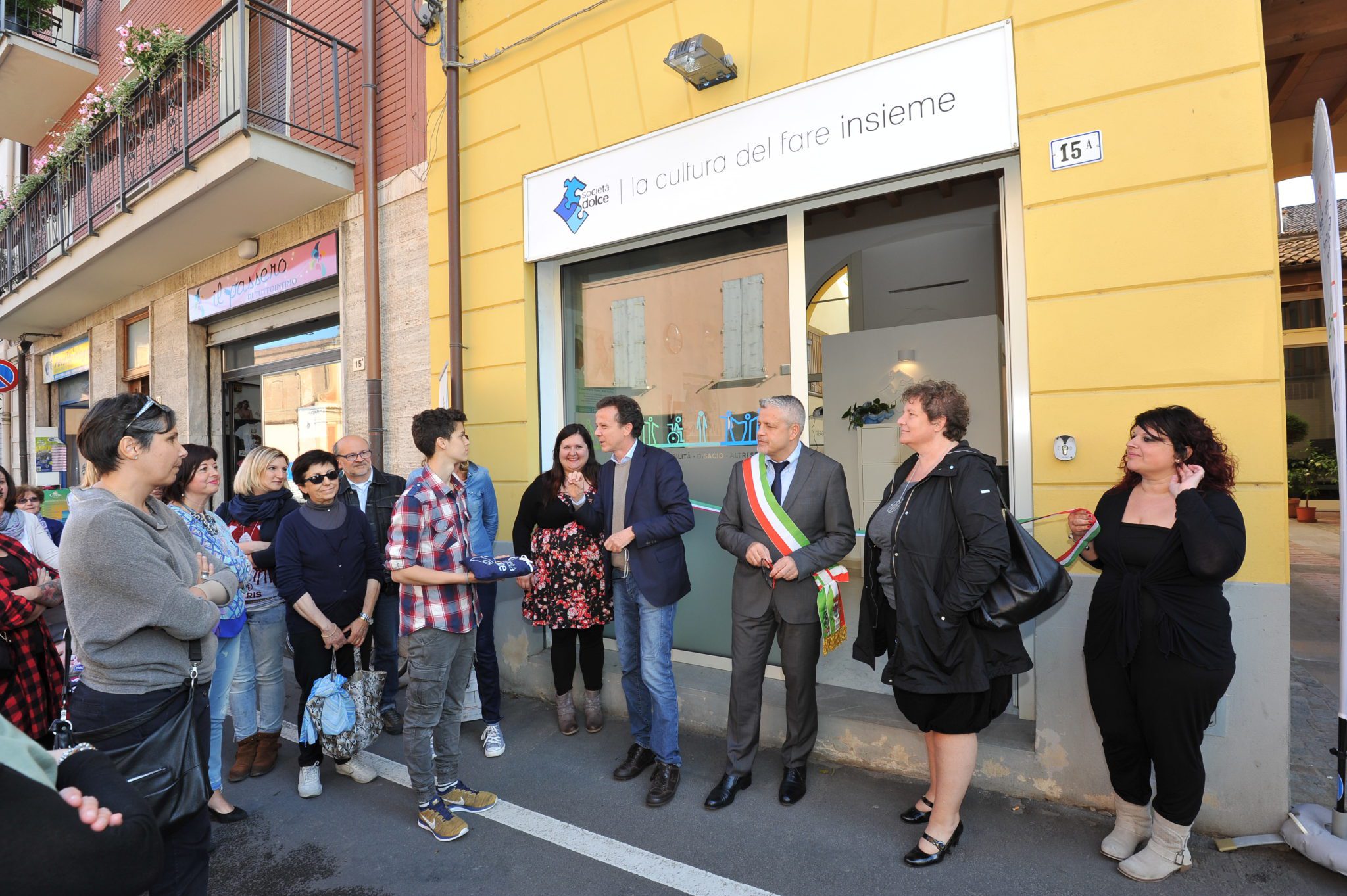 Un'immagine che ritrae pantaloni, jeans, capispalla, giacca e pedonale.