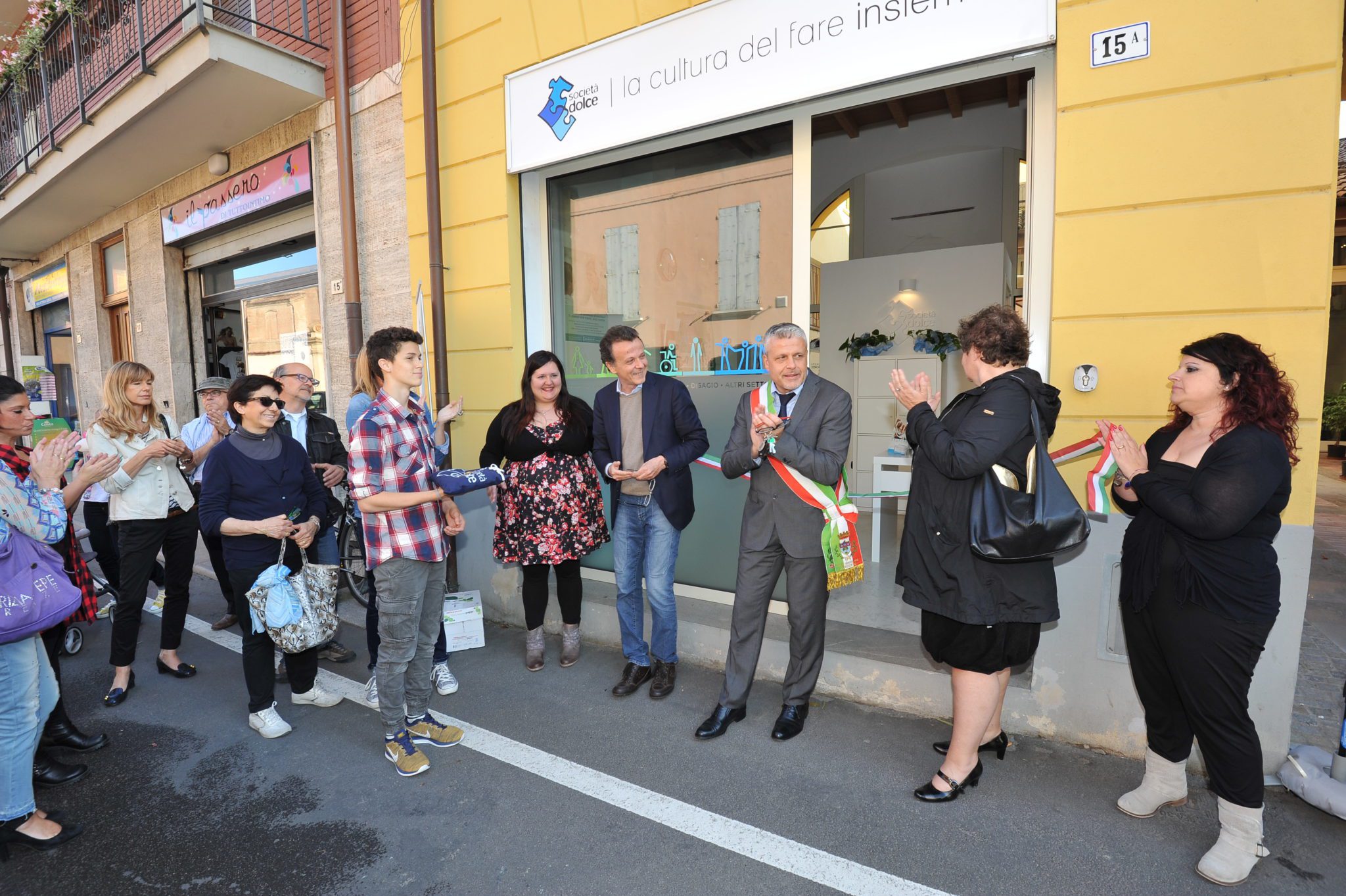 Un'immagine che ritrae pantaloni, jeans, capispalla, giacca e interazione.