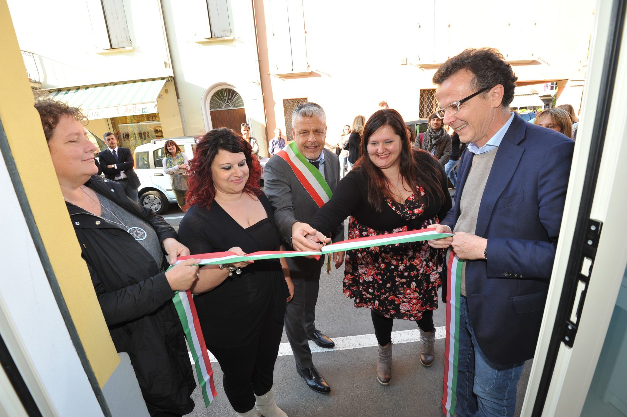 Un'immagine che ritrae vestiario, capelli, manica, sorriso e pantaloni.