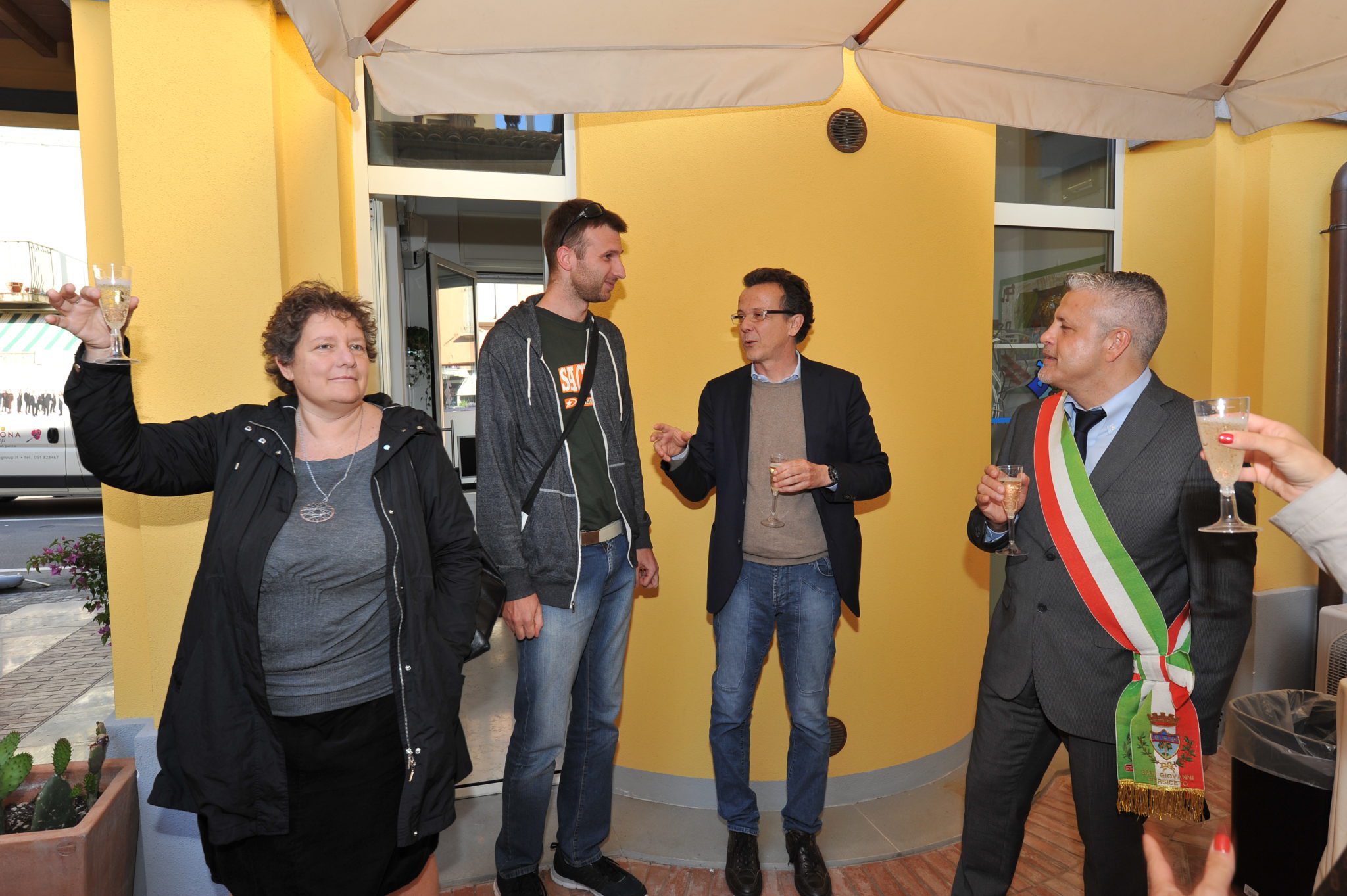 Un'immagine che ritrae pantaloni, capispalla, jeans, gruppo sociale e sorriso.