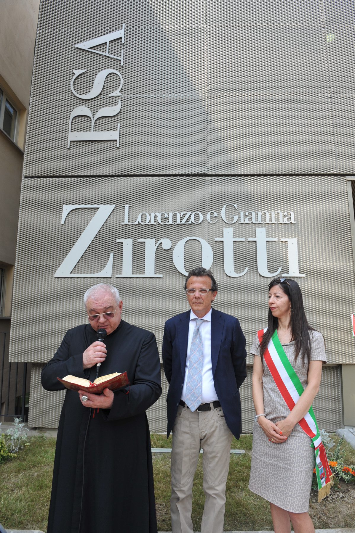 Un'immagine che ritrae collare, sorriso, impiegato, pantaloni da abito e ufficiale.