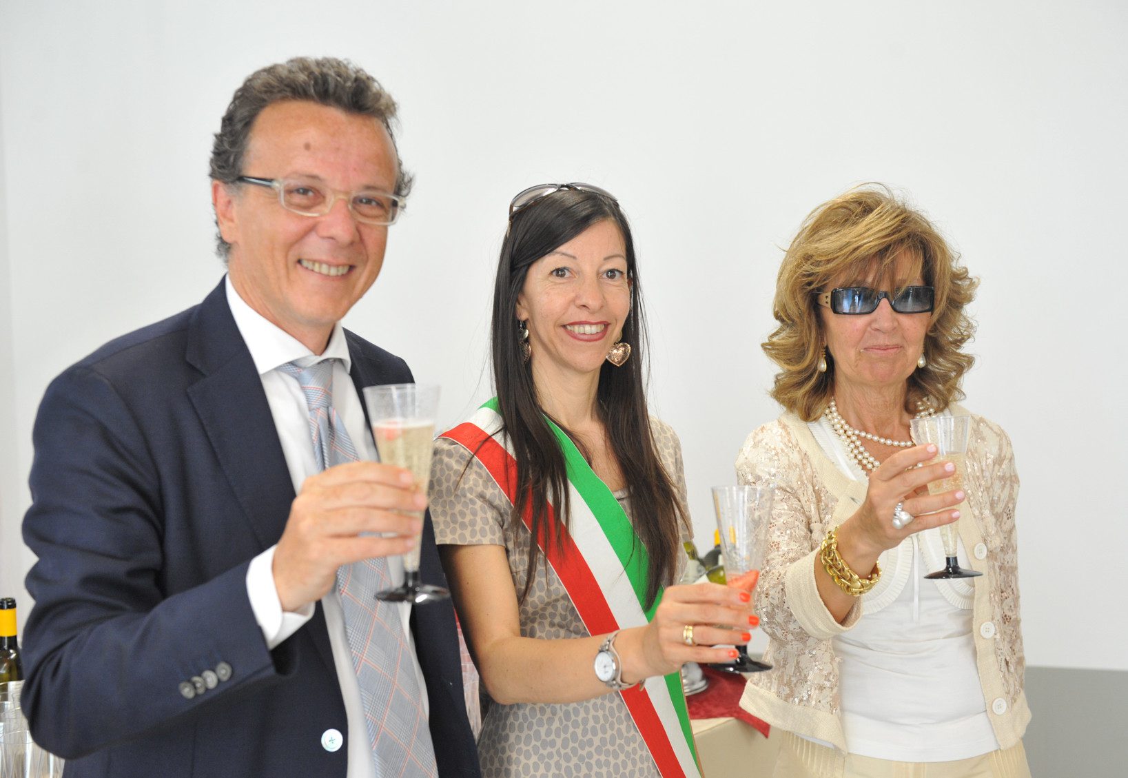 Un'immagine che ritrae vestiario, sorriso, occhiali, espressione facciale e collare.