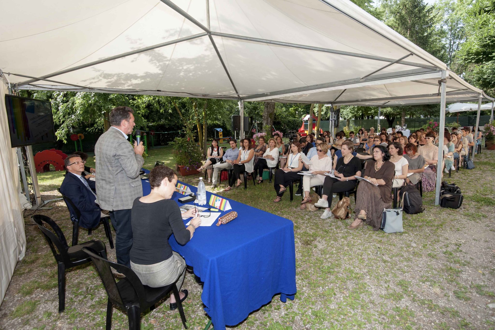 Un'immagine che ritrae evento, tenda, comunità, baldacchino e tempo libero.
