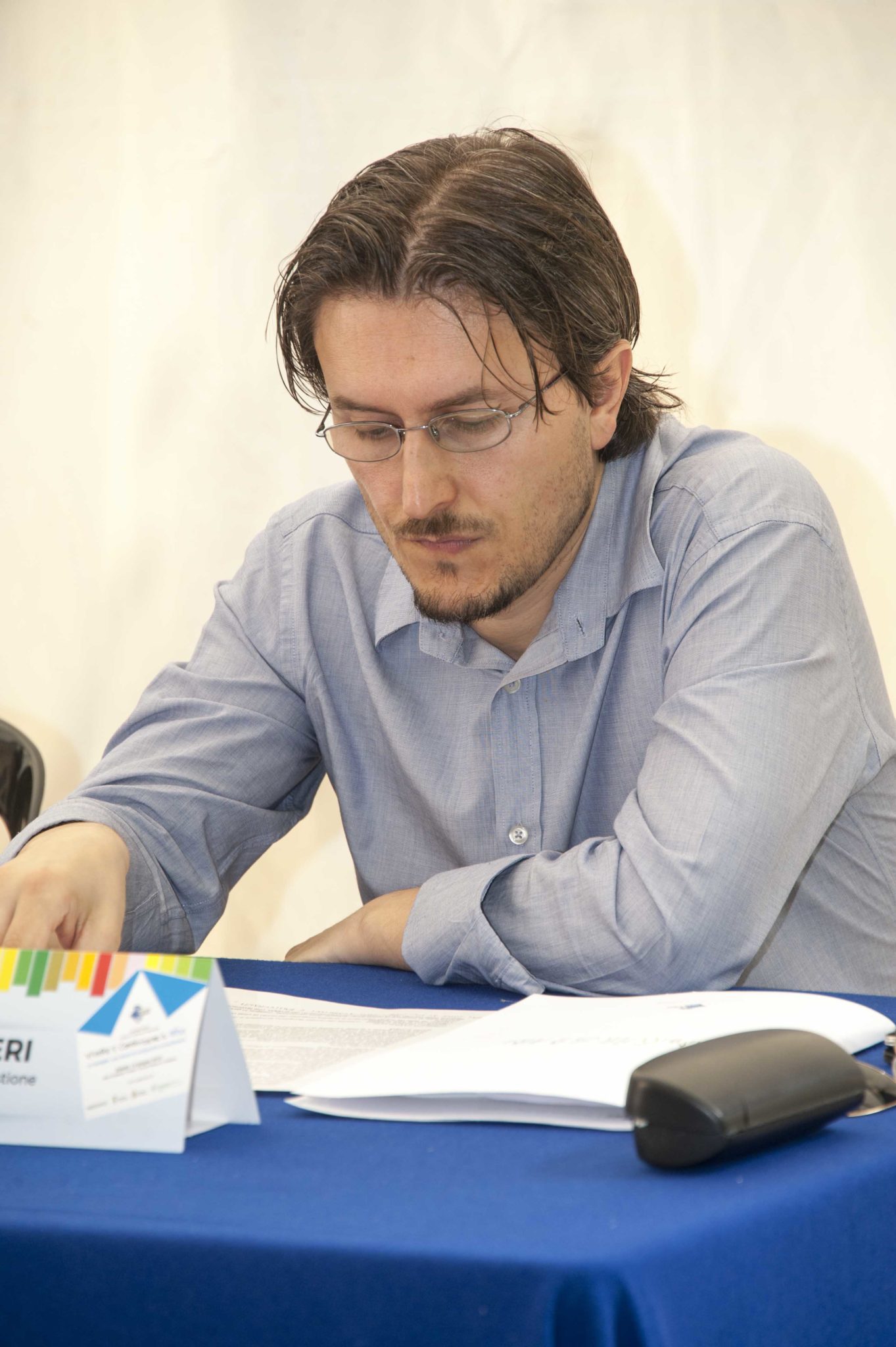 Un'immagine che ritrae forniture per ufficio, seduta, polso, lavoro e strumento d'ufficio.