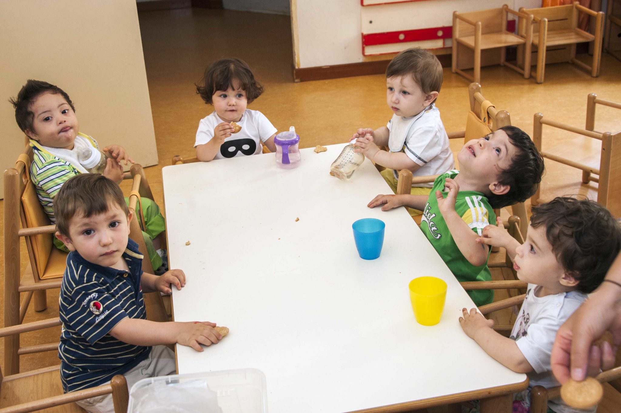 Un'immagine che ritrae mobilia, tavolo, bambino, dito e asilo.