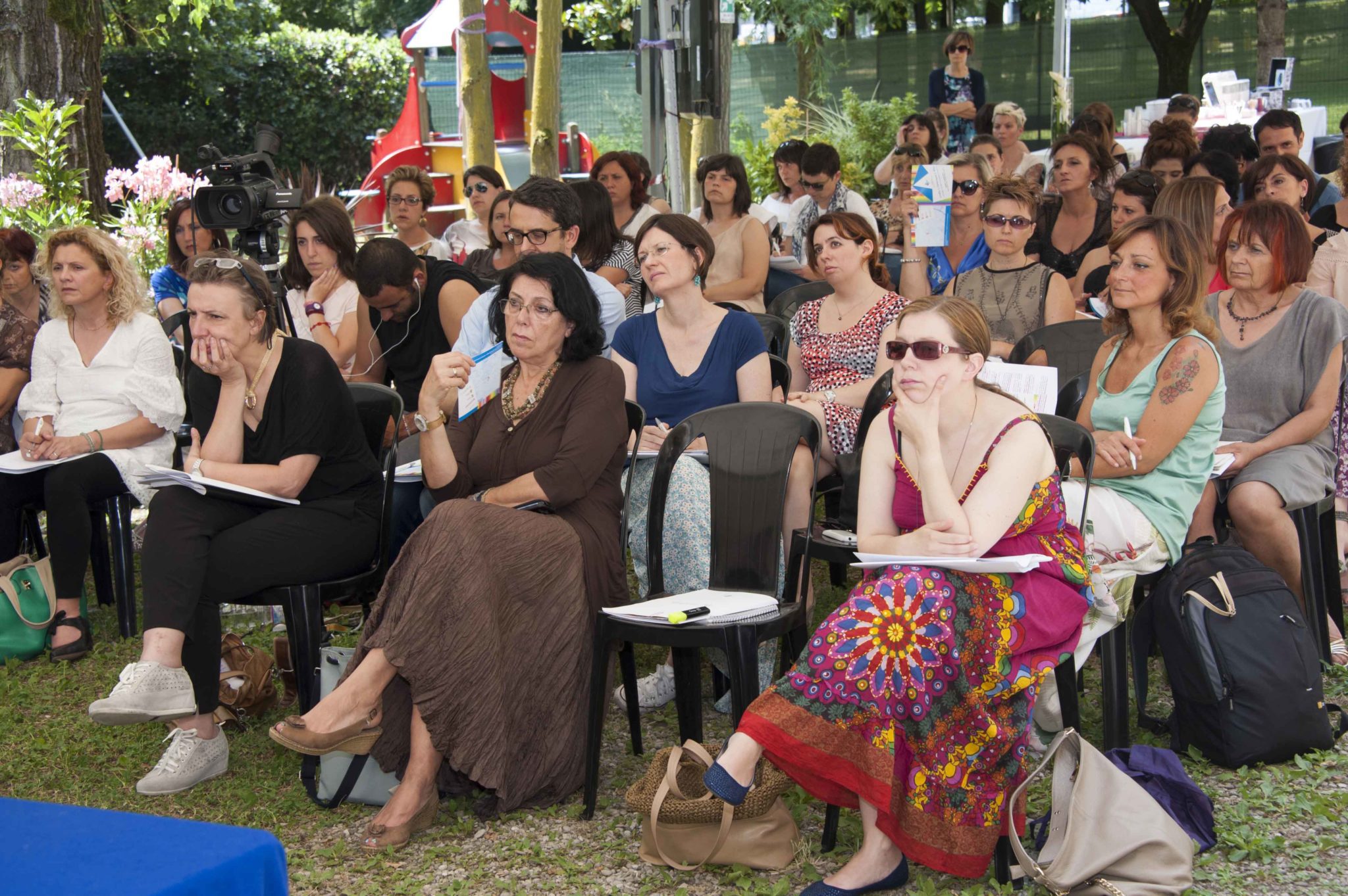 Un'immagine che ritrae persone, capelli, braccio, gamba e evento.
