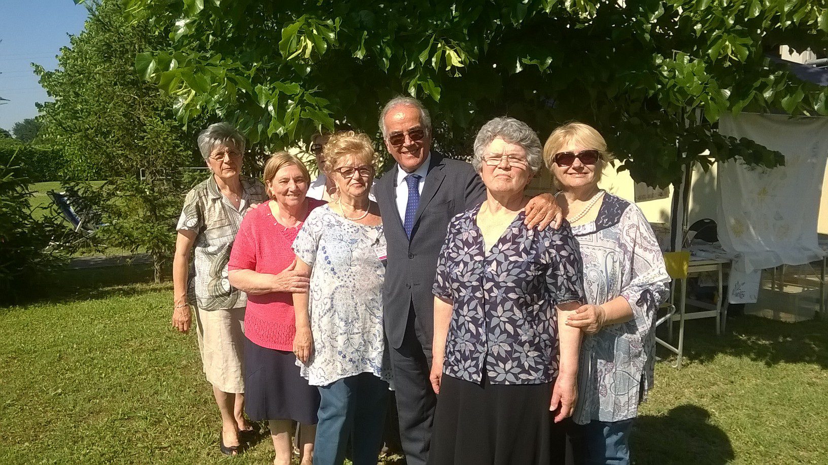 Un'immagine che ritrae persone, sorriso, gruppo sociale, comunità e felicità.