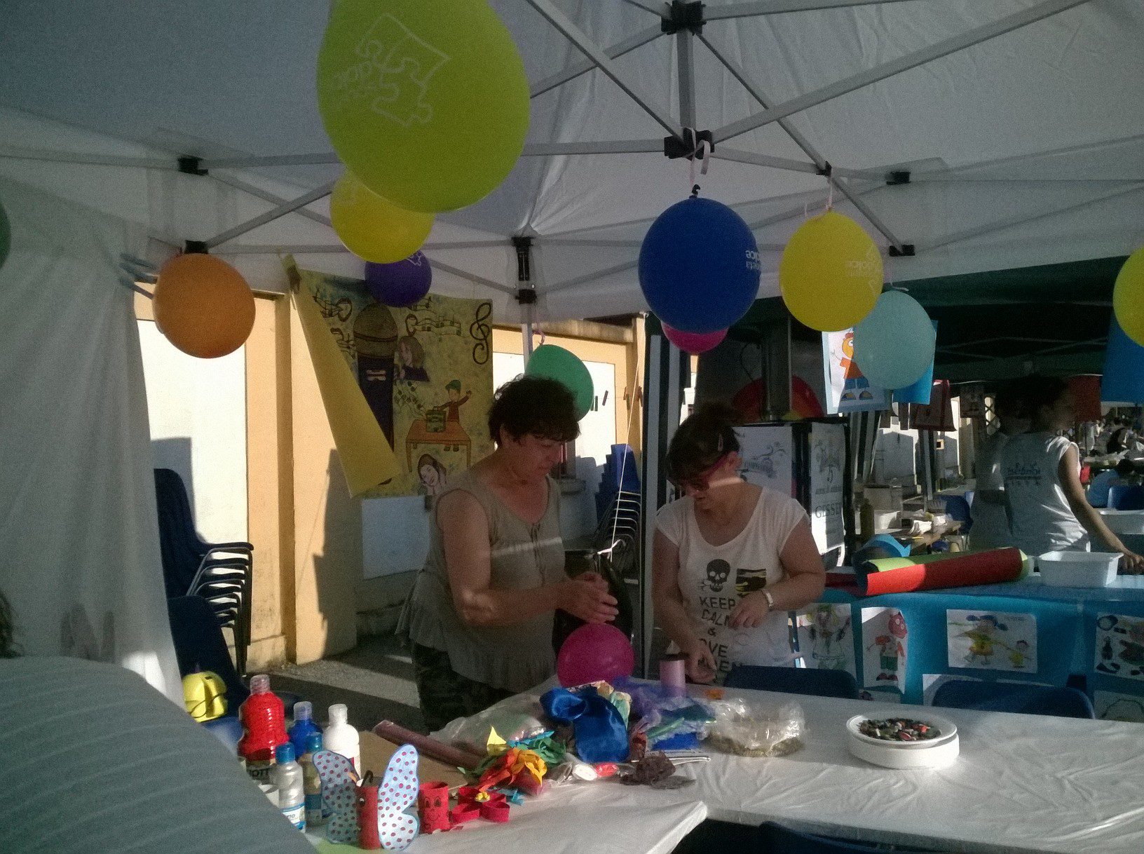 Un'immagine che ritrae palloncino, forniture per feste, mobilia, tavolo e evento.