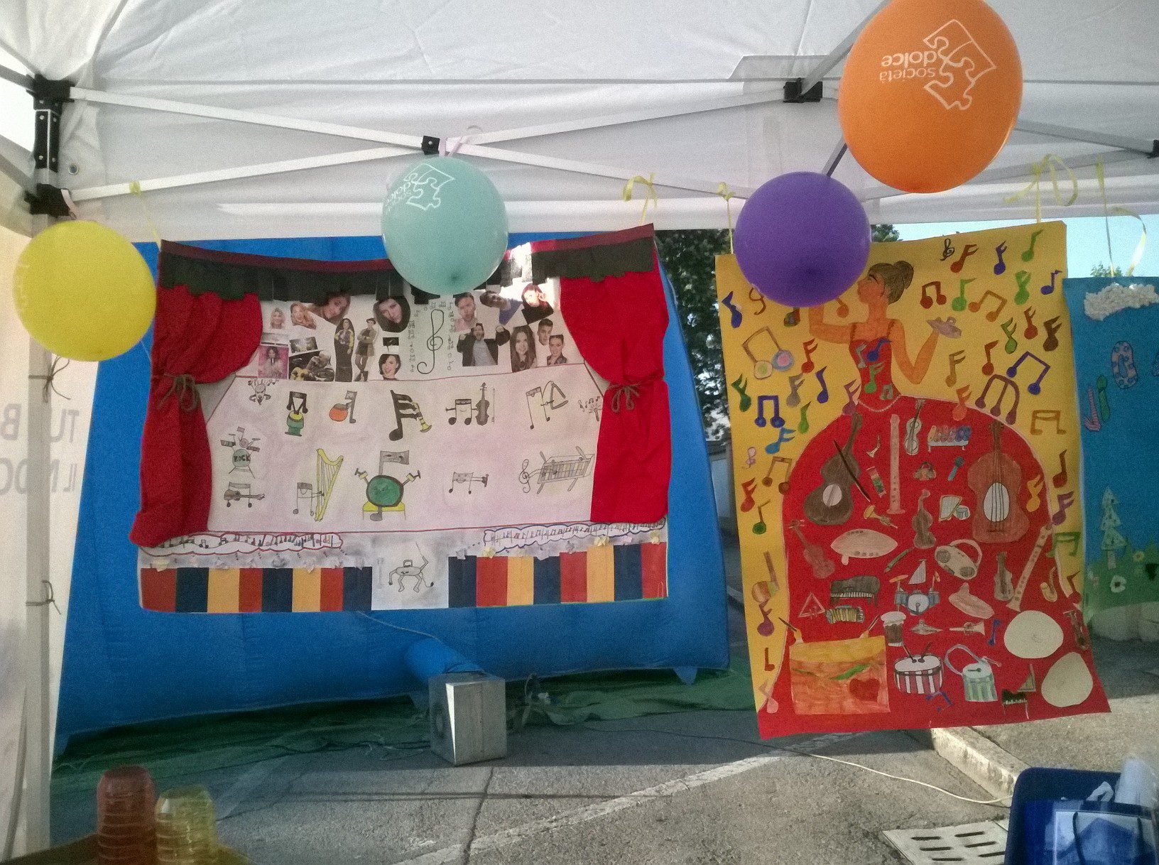Un'immagine che ritrae tessile, forniture per feste, tenda, arti creative e bandiera.