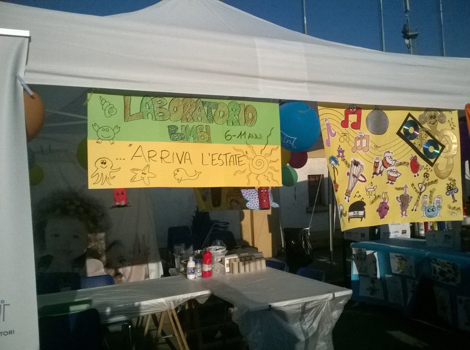 Un'immagine che ritrae tenda, bandiera, ombra, baldacchino e progetto.