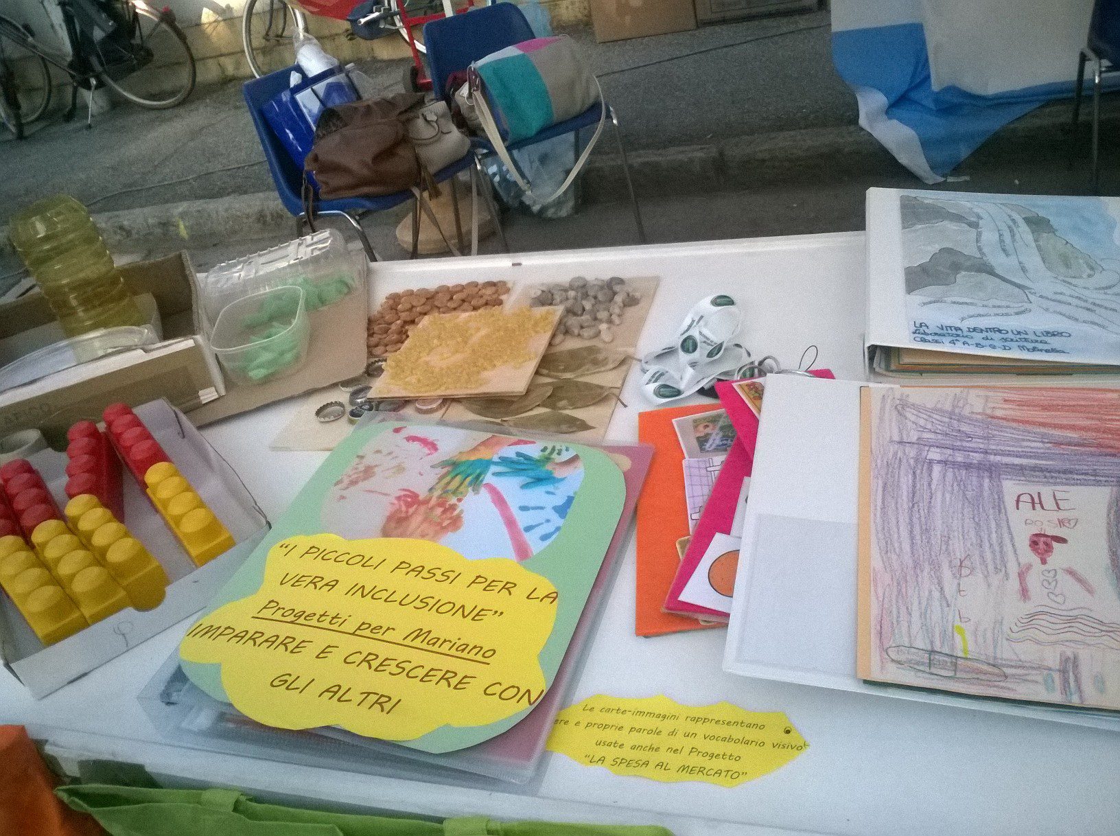 Un'immagine che ritrae carta, prodotto di carta, plastica, arti creative e arte infantile.