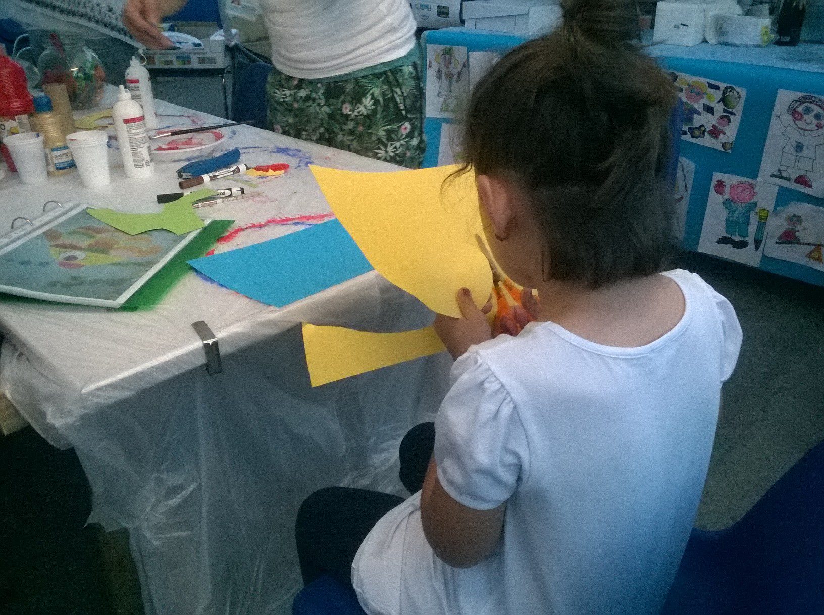 Un'immagine che ritrae braccio, mano, carta, prodotto di carta e plastica.
