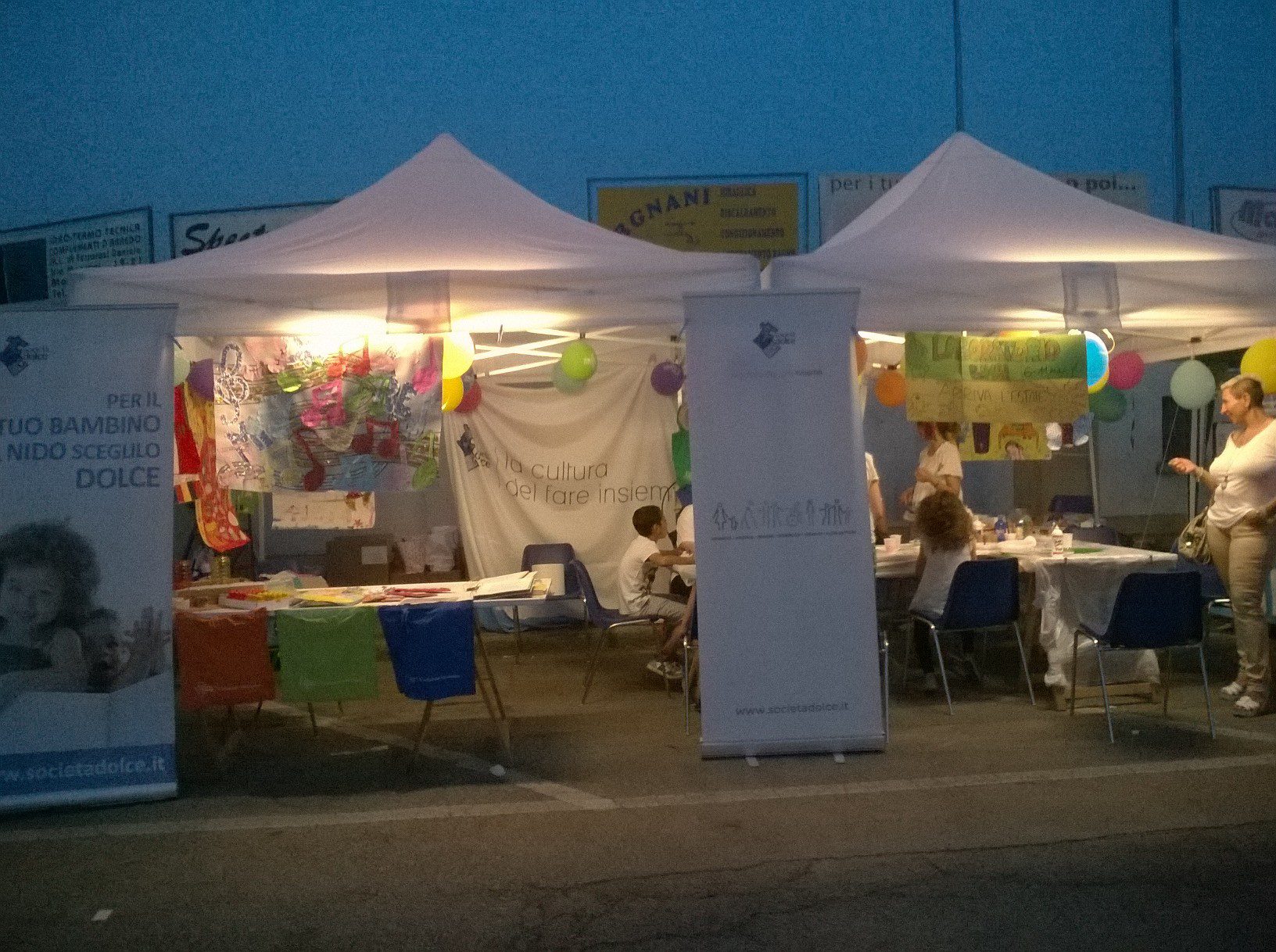 Un'immagine che ritrae tenda, mobilia, evento, sedia e baldacchino.
