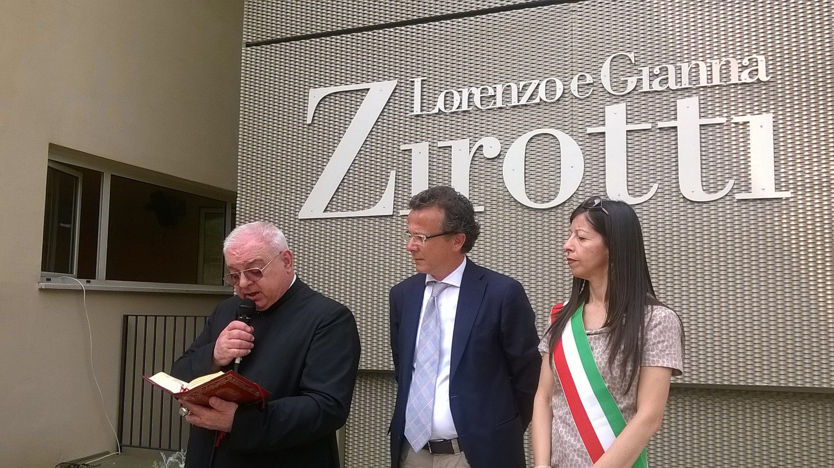 Un'immagine che ritrae sorriso, impiegato, pantaloni da abito, imprenditore e pubblicità.