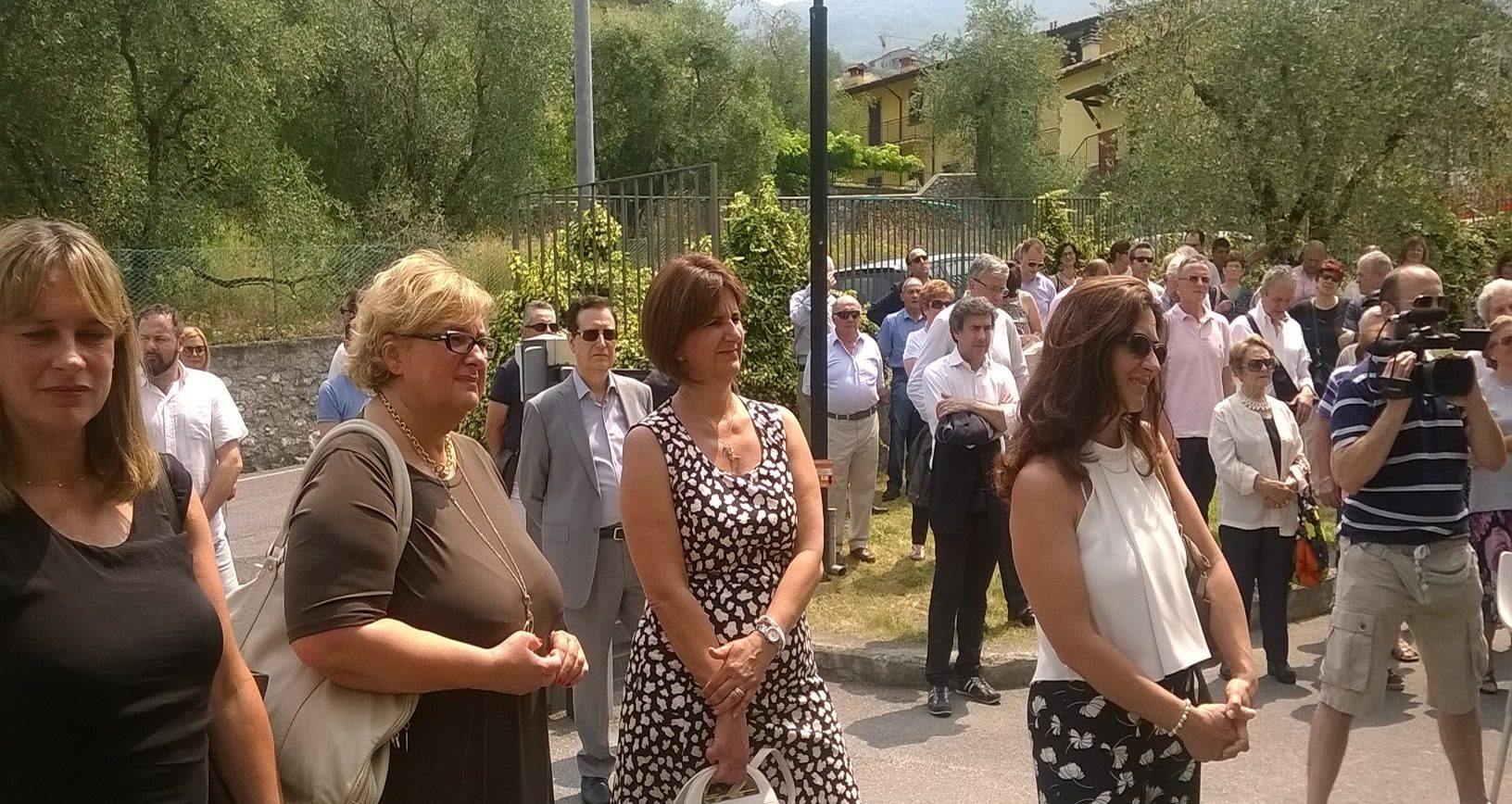 Un'immagine che ritrae persone, capelli, tempio, comunità e interazione.