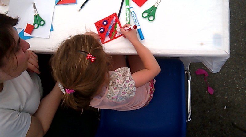 Un'immagine che ritrae mano, dito, bambino, apprendimento e carta.