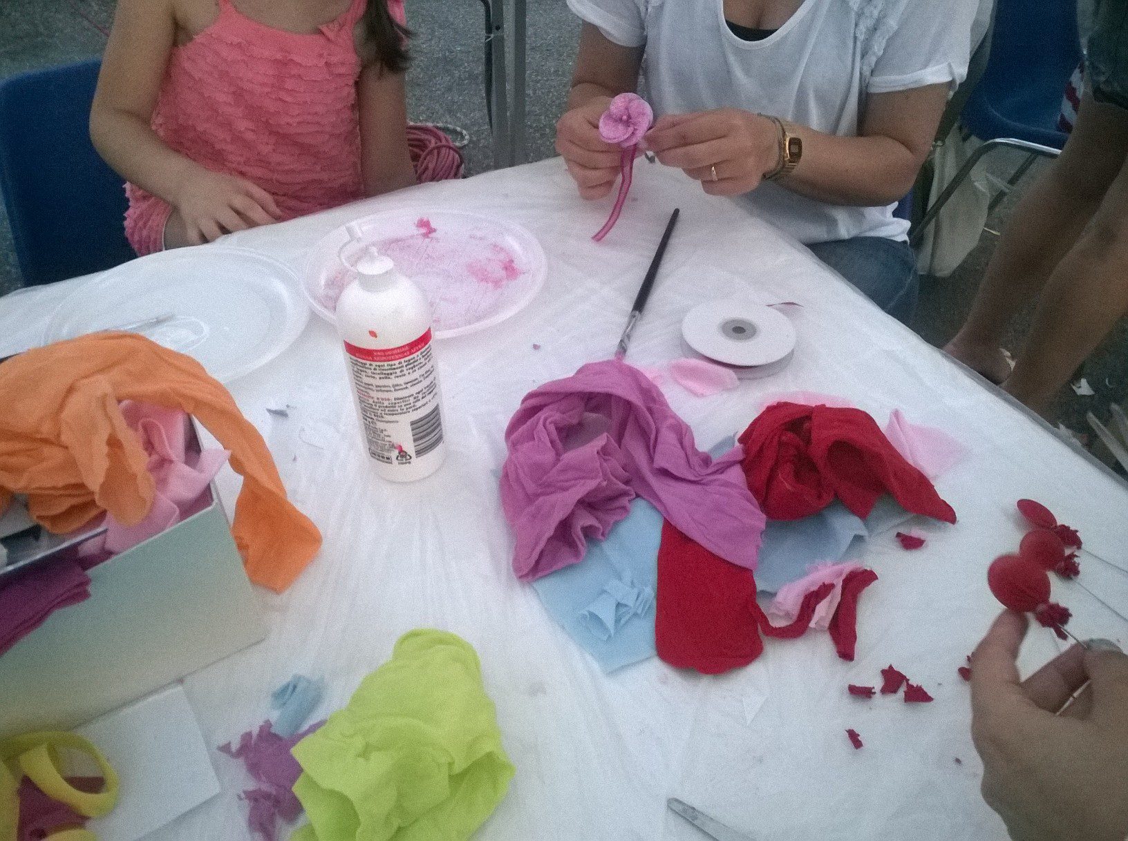 Un'immagine che ritrae carta, plastica, chiodo, prodotto di carta e colore.